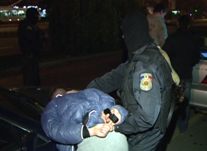 Risca puscarie pentru ca incercat sa injunghieze un politist. De ce a facut asta un tanar din capitala