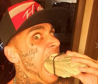 Doi tineri americani au fost arestati pentru jefuirea unei banci dupa ce au postat pe Facebook fotografii "selfie" cu banii