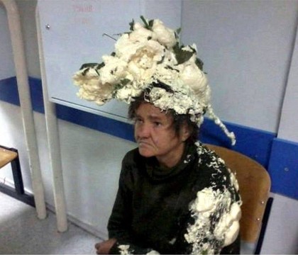 A confundat spuma de par cu spuma poliuretanica si a ajuns la urgente. Cum a fost fotografiata femeia la spital: FOTO A confundat spuma de par cu spuma poliuretanica si a ajuns la urgente. Cum a fost fotografiata femeia la spital: FOTO