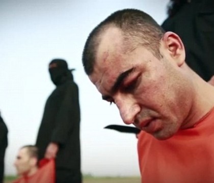 Statul Islamic continua executiile. 10 prizonieri kurzi, fortati sa rosteasca versuri din Coran, inainte de a fi decapitati Statul Islamic continua executiile. 10 prizonieri kurzi, fortati sa rosteasca versuri din Coran, inainte de a fi decapitati