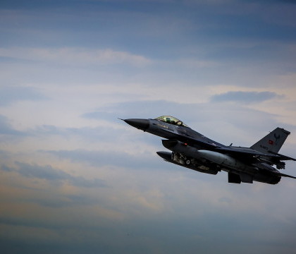 Razboi in Siria. Doua avioane militare turce au interceptat un avion militar rus, care incalcase spatiul aerian al Turciei Razboi in Siria. Doua avioane militare turce au interceptat un avion militar rus, care incalcase spatiul aerian al Turciei
