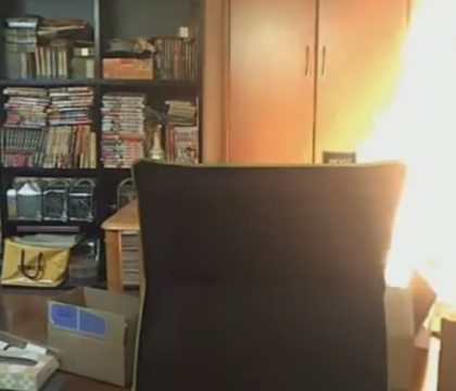 Momentul in care un barbat si-a dat foc din greseala la apartament, in direct pe YouTube. Incendiul urias pe care l-a cauzat - VIDEO Momentul in care un barbat si-a dat foc din greseala la apartament, in direct pe YouTube. Incendiul urias pe care l-a cauzat - VIDEO