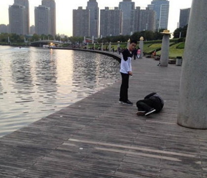 Turul unui lac in genunchi, pedeapsa primita de angajatii unei companii din China. Cu ce gresisera acestia. FOTO Turul unui lac in genunchi, pedeapsa primita de angajatii unei companii din China. Cu ce gresisera acestia. FOTO