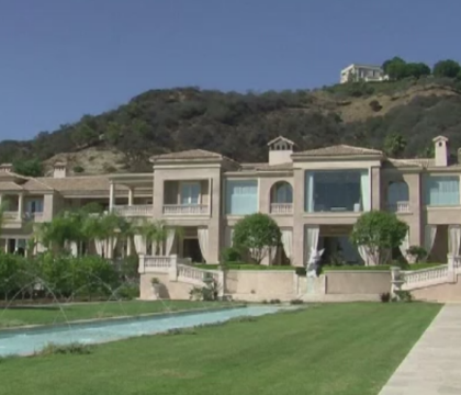 Resedinta de 149 de milioane de dolari din Beverly Hills. Cui apartine palatul cu sala de cinema si club de noapte - VIDEO Resedinta de 149 de milioane de dolari din Beverly Hills. Cui apartine palatul cu sala de cinema si club de noapte - VIDEO