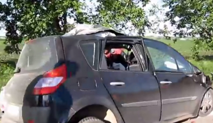 VIDEO. Grav accident la Stefan Voda! Un Renault s-a izbit intr-un camion: Soferul a murit pe loc