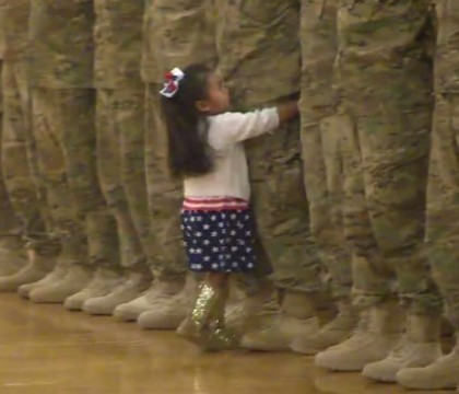 Inregistrarea VIDEO care a "topit" inimile tuturor. O fetita alearga spre tatal sau, un soldat care s-a intors acasa