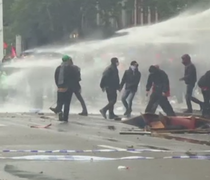 Protest violent la Bruxelles. Anarhistii s-au luat la bataie cu politia, dupa un mars impotriva austeritatii Protest violent la Bruxelles. Anarhistii s-au luat la bataie cu politia, dupa un mars impotriva austeritatii