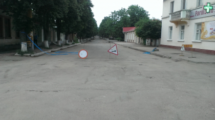 Solutia gasita de locuitorii din Soroca pentru gropile de pe strada. Cu ce le-au astupat. FOTO Solutia gasita de locuitorii din Soroca pentru gropile de pe strada. Cu ce le-au astupat. FOTO