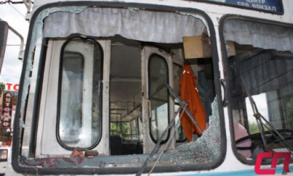Un barbat a fost lovit de un troleibuz la Balti. "A fugit brusc in fata vehiculului". FOTO Un barbat a fost lovit de un troleibuz la Balti. "A fugit brusc in fata vehiculului". FOTO