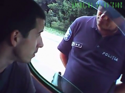 Un sofer pretinde ca a fost INJURAT de un politist, dupa ce ar fi fost tras pe dreapta fara motiv. VIDEO