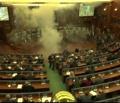 Scandal in Parlamentul din Kosovo. Doua femei au ajuns la spital, dupa ce opozitia a folosit gaze lacrimogene Scandal in Parlamentul din Kosovo. Doua femei au ajuns la spital, dupa ce opozitia a folosit gaze lacrimogene