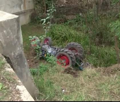 O femeie din Suceava a supravietuit miraculos dupa ce s-a rasturnat cu tractorul intr-o rapa. Medic: "S-a nascut a doua oara" O femeie din Suceava a supravietuit miraculos dupa ce s-a rasturnat cu tractorul intr-o rapa. Medic: "S-a nascut a doua oara"