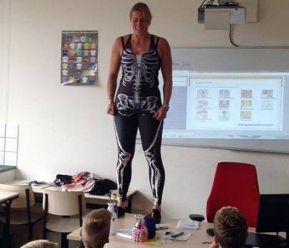 Motivul pentru care o profesoara din Olanda s-a dezbracat in fata elevilor. "Dupa 7 ani de predat, ma plictisisem"