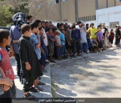 Decapitati si crucificati de Statul Islamic, in fata unui grup de copii. Fotografiile aparute in weekend sunt terifiante Decapitati si crucificati de Statul Islamic, in fata unui grup de copii. Fotografiile aparute in weekend sunt terifiante