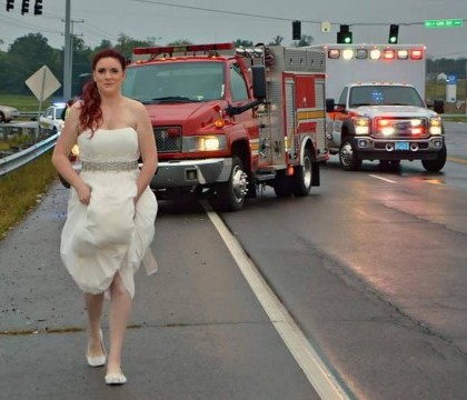 A fugit in rochia de mireasa la locul accidentului. Imaginea surprinsa de mama ei a ajuns viral pe internet A fugit in rochia de mireasa la locul accidentului. Imaginea surprinsa de mama ei a ajuns viral pe internet