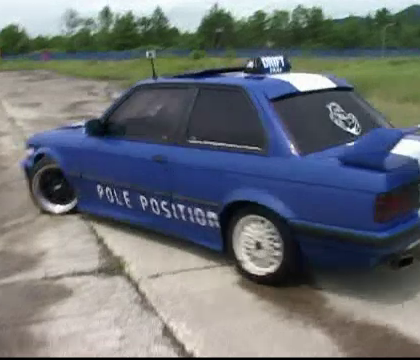 Un sofer a distrus terenul de fotbal al echipei Sport Club Bacau, dupa ce intrat gazon si a facut drifturi cu masina Un sofer a distrus terenul de fotbal al echipei Sport Club Bacau, dupa ce intrat gazon si a facut drifturi cu masina