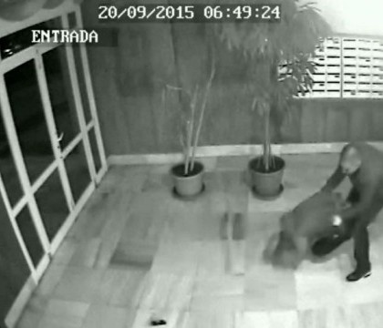 Un Dj din Ibiza a fost batut si muscat de fata de un canibal. Momentul a fost surprins de camerele de supraveghere. VIDEO Un Dj din Ibiza a fost batut si muscat de fata de un canibal. Momentul a fost surprins de camerele de supraveghere. VIDEO