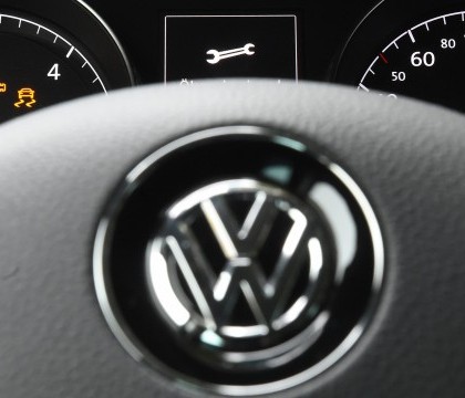AP: Volkswagen a instalat un soft "suspect" si pe masinile ce urmau sa fie lansate in 2016. Zeci de manageri ar fi implicati AP: Volkswagen a instalat un soft "suspect" si pe masinile ce urmau sa fie lansate in 2016. Zeci de manageri ar fi implicati
