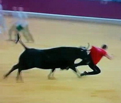 Tanar umilit de un taur furios, in mijlocul spectatorilor. Ce a patit barbatul dupa ce a intrat in vizorul animalului fioros