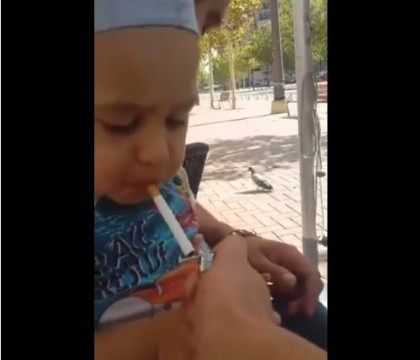 Un copil mic, filmat in timp ce este obligat sa fumeze si sa bea alcool. Reactia socanta a tatalui: "Barbat adevarat" Un copil mic, filmat in timp ce este obligat sa fumeze si sa bea alcool. Reactia socanta a tatalui: "Barbat adevarat"
