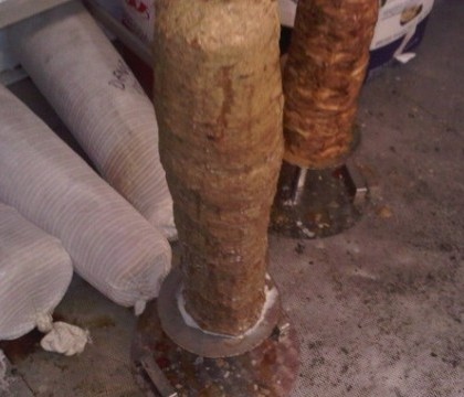 FOTO - Imagini socante surprinse intr-un fast-food. Conditiile ingrozitoare in care era depozitata carnea pentru shaorma