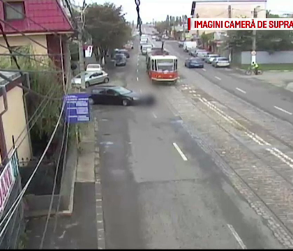 A incercat sa traverseze fara sa se asigure si a fost lovita de o masina. Accidentul, surprins de CAMERE
