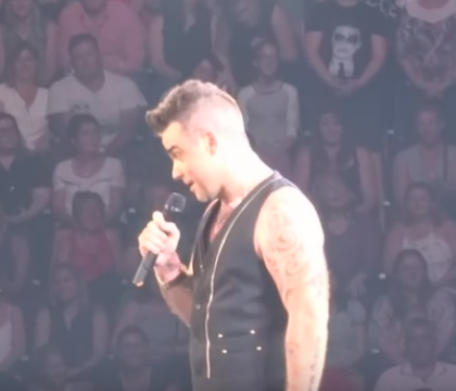 Robbie Williams, gafa in timpul unui concert cu o fana de 15 ani: "Nu puneti asta pe YouTube. O sa fiu arestat" - VIDEO Robbie Williams, gafa in timpul unui concert cu o fana de 15 ani: "Nu puneti asta pe YouTube. O sa fiu arestat" - VIDEO