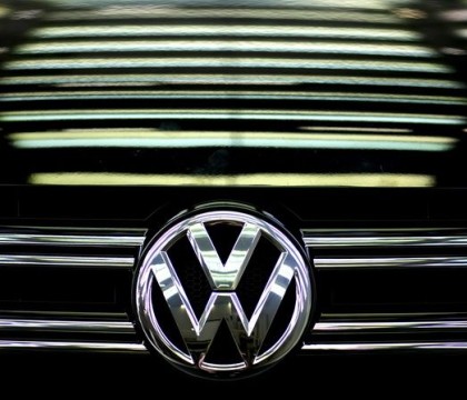 VW ar fi realizat mai multe versiuni ale softului care falsifica testele antipoluare. Der Spiegel: 30 de directori implicati