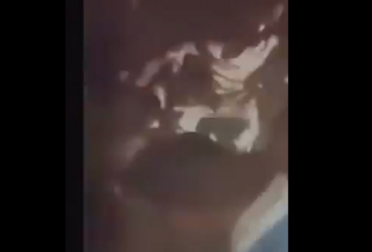 Imagini SOCANTE la Cairo. O tanara este agresata sexual in Piata Tahrir. VIDEO Imagini SOCANTE la Cairo. O tanara este agresata sexual in Piata Tahrir. VIDEO