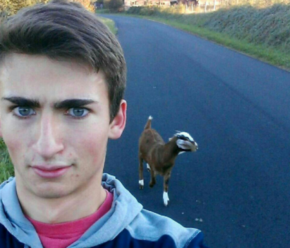 Si-a facut un selfie, dar nimeni nu a observat detaliul amuzant pe care voia el sa-l surprinda. Ce s-a intamplat cu poza apoi Si-a facut un selfie, dar nimeni nu a observat detaliul amuzant pe care voia el sa-l surprinda. Ce s-a intamplat cu poza apoi