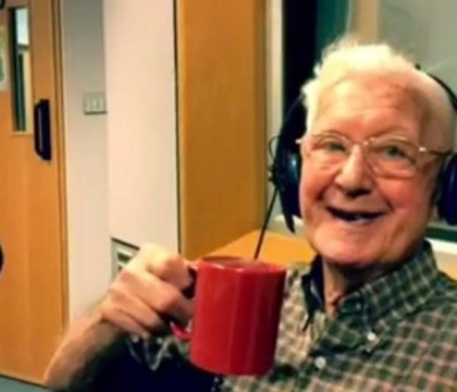 Un batran de 95 de ani a sunat la radio si a spus ca se simte singur. Ce s-a intamplat mai departe te lasa cu lacrimi in ochi