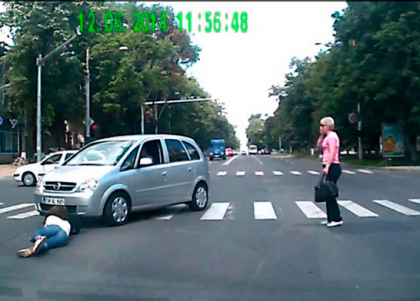 Accident in centrul capitalei. Momentul in care o tanara care traverseaza pe zebra e LOVITA de o masina