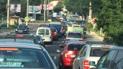Cozi interminabile pe o strada din sectorul Ciocana al capitalei: se circula cu 3 km pe ora - GALERIE FOTO
