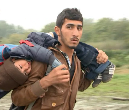 Camion frigorific cu 14 migranti, printre care trei copii si un bebelus, descoperit in Franta. In ce stare se afla oamenii Camion frigorific cu 14 migranti, printre care trei copii si un bebelus, descoperit in Franta. In ce stare se afla oamenii