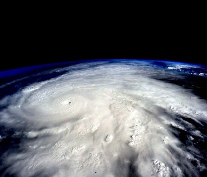 Cel mai puternic uragan din istoria Americii, in IMAGINI. Vantul a suflat cu 325 km/h, a smuls copaci si a rasturnat masini Cel mai puternic uragan din istoria Americii, in IMAGINI. Vantul a suflat cu 325 km/h, a smuls copaci si a rasturnat masini
