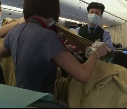 Autoritatile americane i-au luat bebelusul si au deportat-o pe femeia care a nascut in avion. De ce fapte o acuza