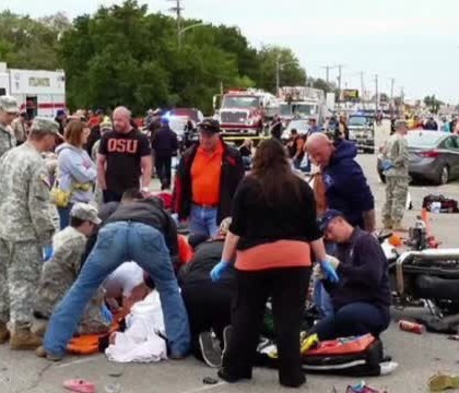O soferita beata a intrat cu masina intr-un grup de oameni, la o parada in SUA. 3 persoane au murit, iar alte 34 sunt ranite O soferita beata a intrat cu masina intr-un grup de oameni, la o parada in SUA. 3 persoane au murit, iar alte 34 sunt ranite