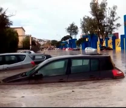 Stare de urgenta pe insula spaniola Gran Canaria. Inundatiile extrem de puternice au luat pe sus zeci de masini Stare de urgenta pe insula spaniola Gran Canaria. Inundatiile extrem de puternice au luat pe sus zeci de masini