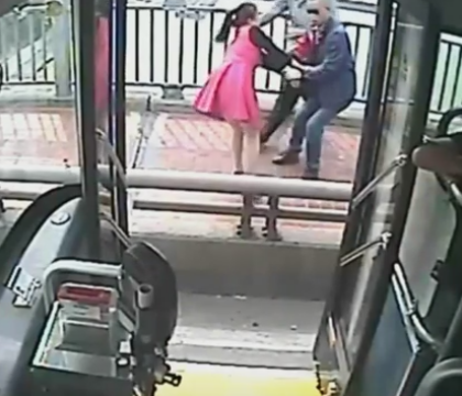 VIDEO - Momentul in care soferul unui autobuz salveaza o femeie care incerca sa se sinucida, pe un pod. Cum a reactionat tanara