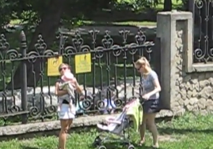 Cum au fost filmate aceste tinere mame la parcul Dendrariu! Au facut-o pentru a economisi 4 lei. VIDEO