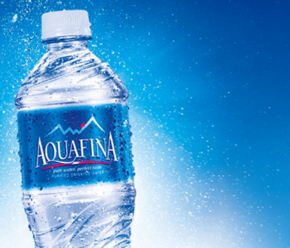 Pepsi a ajuns in mijlocul unui scandal imens. Cea mai vanduta apa imuteliata din SUA este de fapt apa de la robinet Pepsi a ajuns in mijlocul unui scandal imens. Cea mai vanduta apa imuteliata din SUA este de fapt apa de la robinet