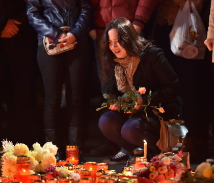 Revolutia Mortilor. Doua scene care iti arata ca e ceva in aer dupa tragedia din Capitala Romaniei Revolutia Mortilor. Doua scene care iti arata ca e ceva in aer dupa tragedia din Capitala Romaniei