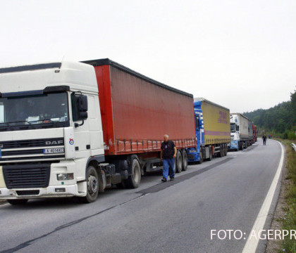 129 de refugiati, gasiti intr-un camion frigorific cu destinatia Romania. Aproape jumatate dintre ei erau copii 129 de refugiati, gasiti intr-un camion frigorific cu destinatia Romania. Aproape jumatate dintre ei erau copii