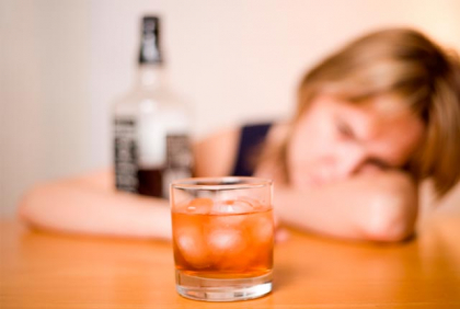 A consumat alcool impreuna cu mama sa. O minora de 13 ani, la spital cu intoxicatie alcoolica avansata A consumat alcool impreuna cu mama sa. O minora de 13 ani, la spital cu intoxicatie alcoolica avansata