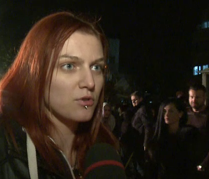 Supravietuitorii s-au intors la locul tragediei. Tanara: Am scapat pantru ca iubitul m-a tras afara din club, eu m-am blocat