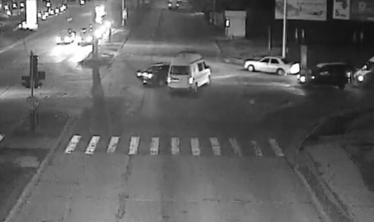 Accident filmat! Momentul in care o AMBULANTA este LOVITA in plin intr-o intersectie din capitala. VIDEO Accident filmat! Momentul in care o AMBULANTA este LOVITA in plin intr-o intersectie din capitala. VIDEO