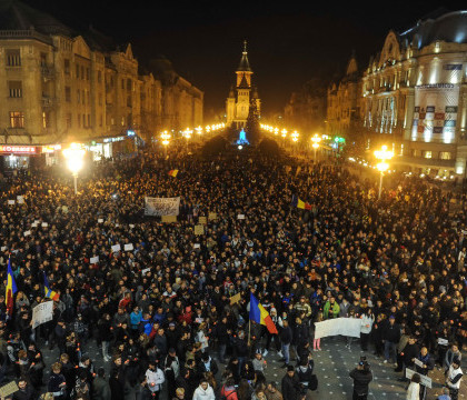 Proteste in toata Romania. Zeci de mii de oameni cer si demisia parlamentarilor:"Coruptia - pericol de moarte"