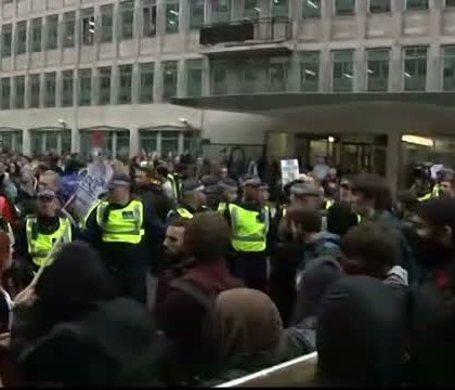 Proteste violente la Londra. Studentii englezi au iesit in strada, dupa o decizie luata de guvern cu privire la burse Proteste violente la Londra. Studentii englezi au iesit in strada, dupa o decizie luata de guvern cu privire la burse