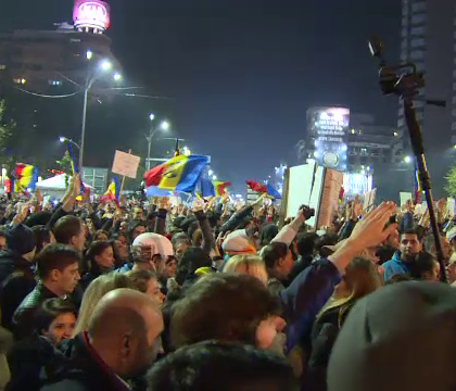 A TREIA ZI de proteste in Bucuresti si in Romania. Zeci de mii de tineri vor schimbarea clasei politice: "Nu mai vrem partide"
