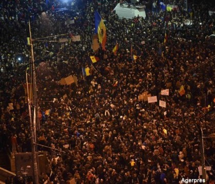 A patra zi de proteste in Bucuresti. Oamenii il asteapta pe Iohannis, care a promis ca va veni, insa fara a anunta ziua si ora